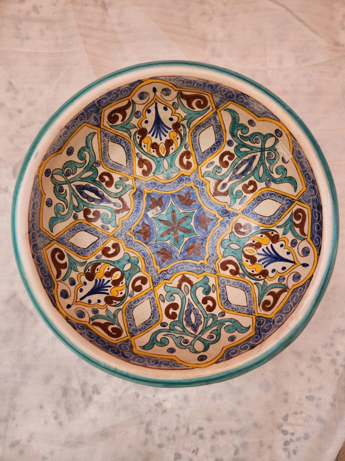 طبق خزفي كبير متعدد الألوان