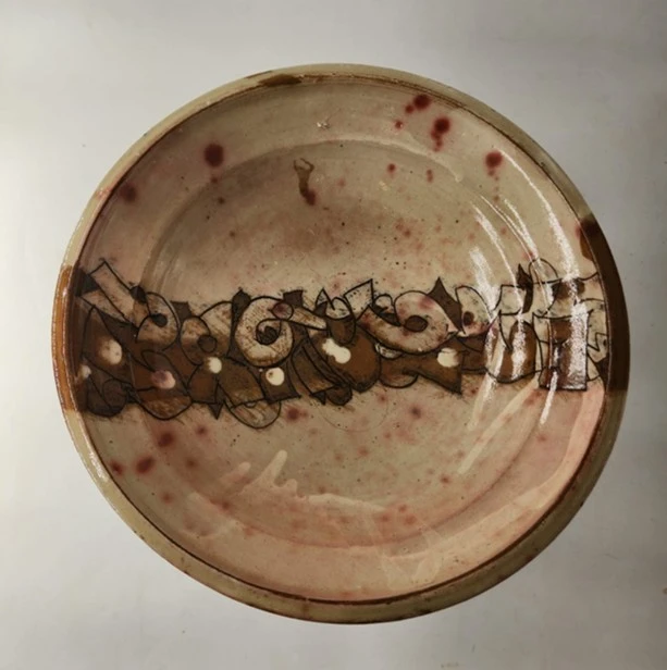 طبق خزفي كبير