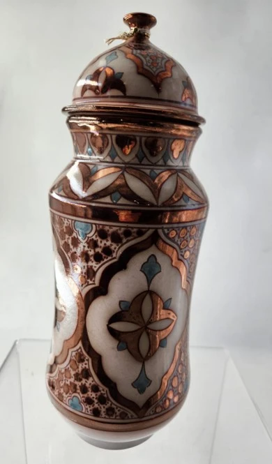 جرة نحاسية متعددة الألوان