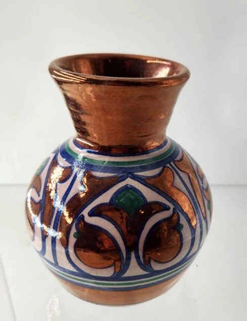 إناء نحاسي صغير متعدد الألوان