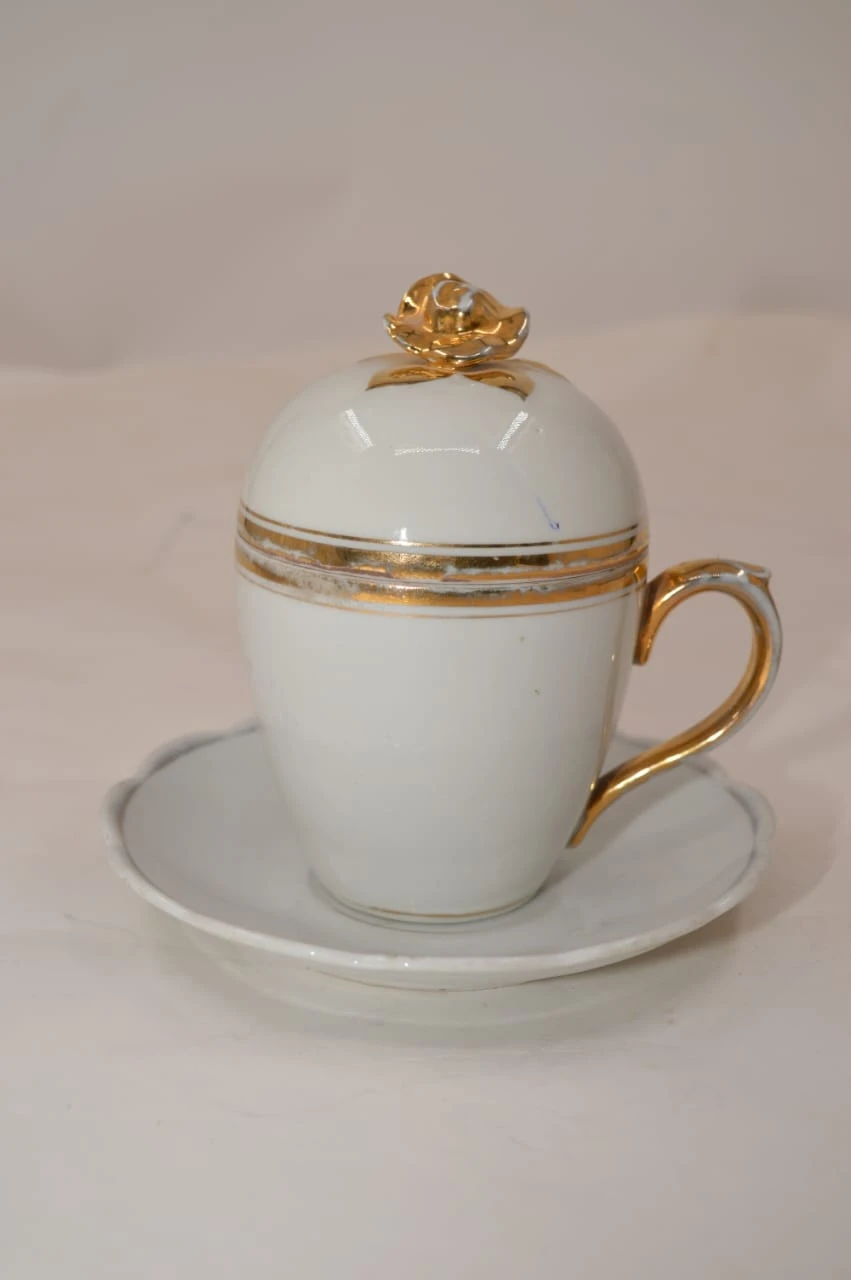 كوب عتيق بغطاء