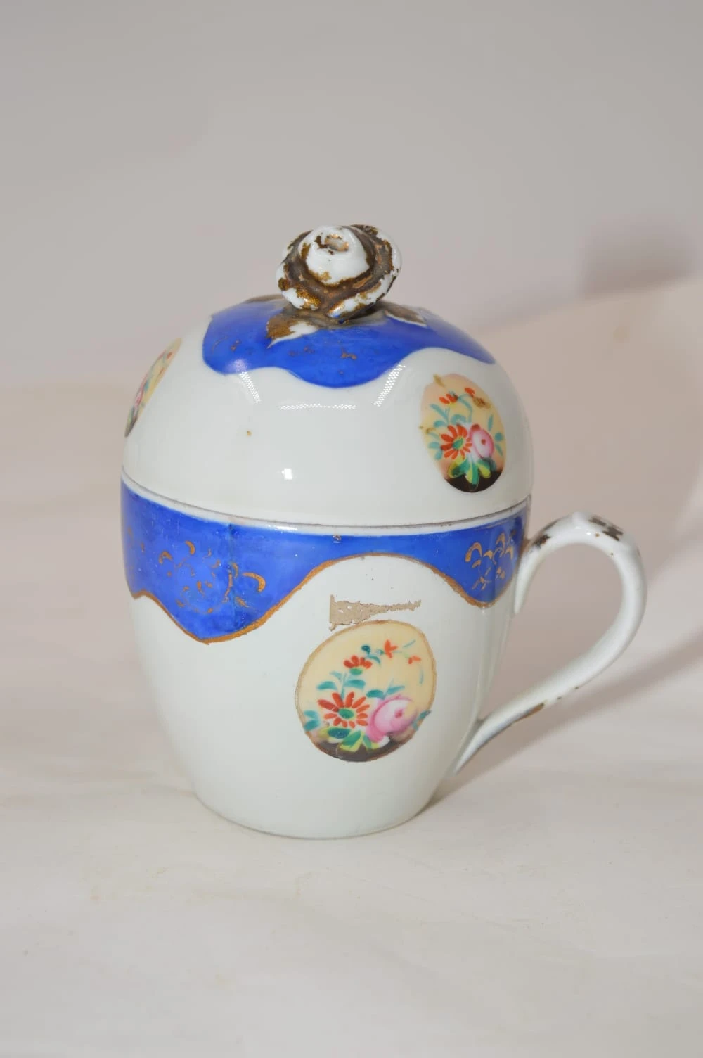 كوب عتيق بغطاء أزرق و ابيض مع طبق