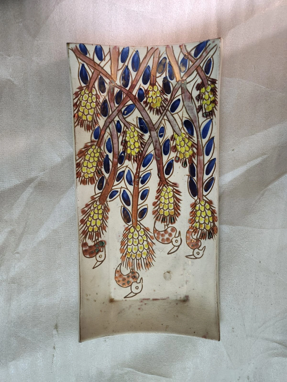 طبق مستطيل من الخزف اللامع