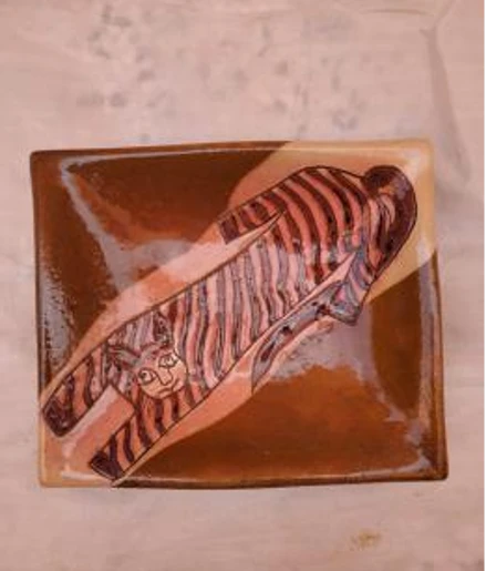 طبق مربع من الخزف اللامع بلون بنيّ وترابيّ