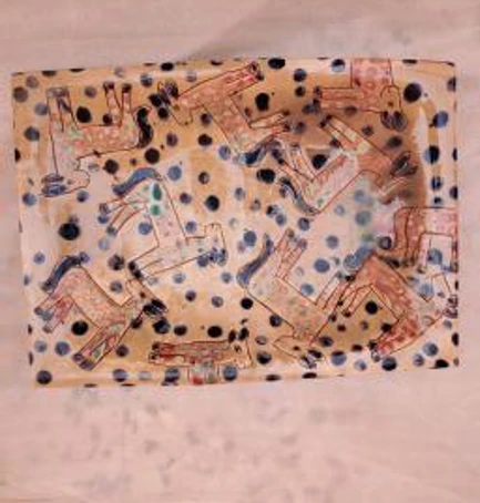 طبق مستطيل من الفخار اللامع، بألوان البيج والأسود والأخضر