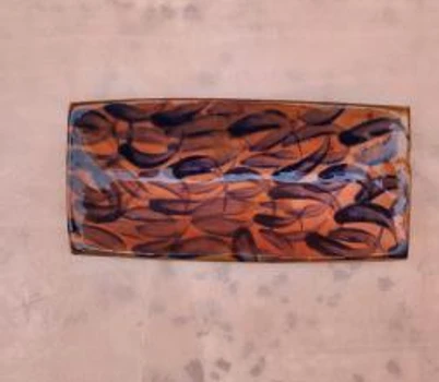 طبق مستطيل من الخزف اللامع باللونين الوردي والأسود