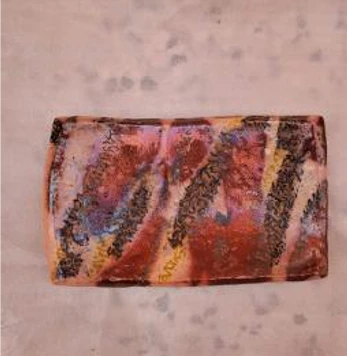 طبق مستطيل من الخزف اللامع بلون بنيّ ترابيّ