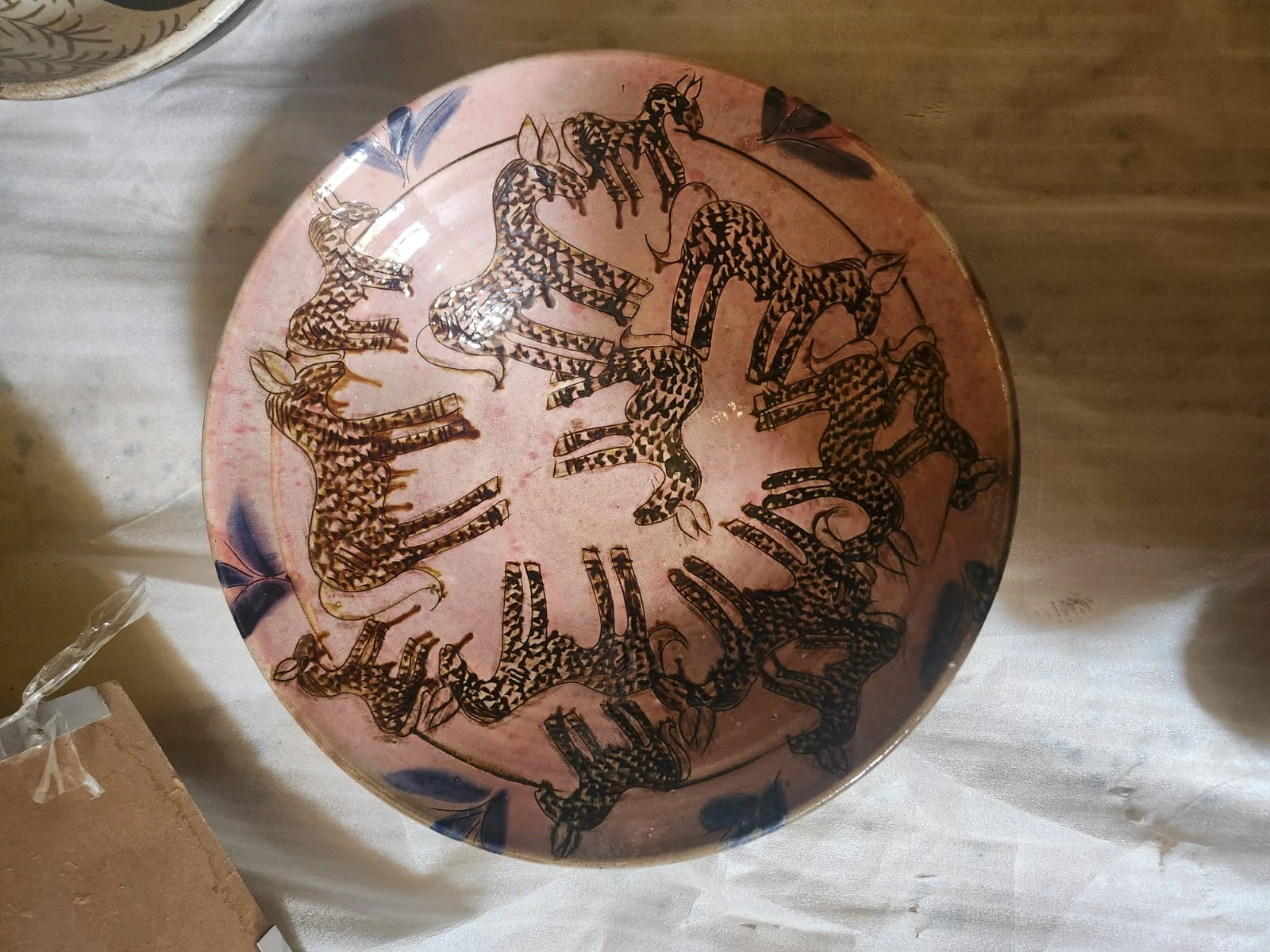 طبق خزفي لامع