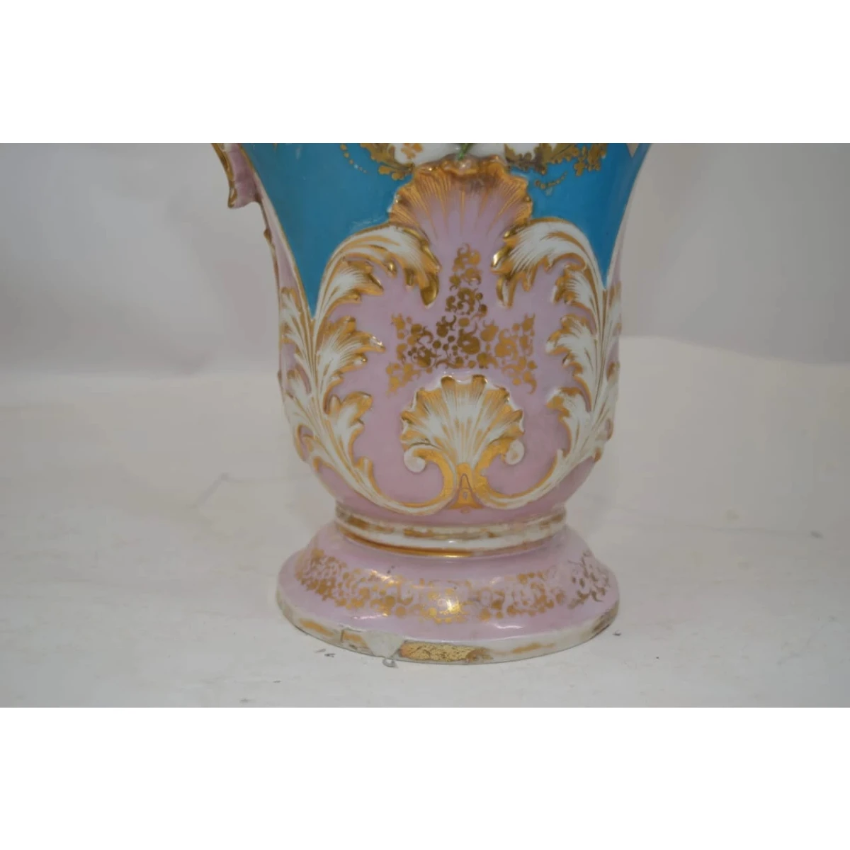 Monumental porcelain ewer "Ashurelik"