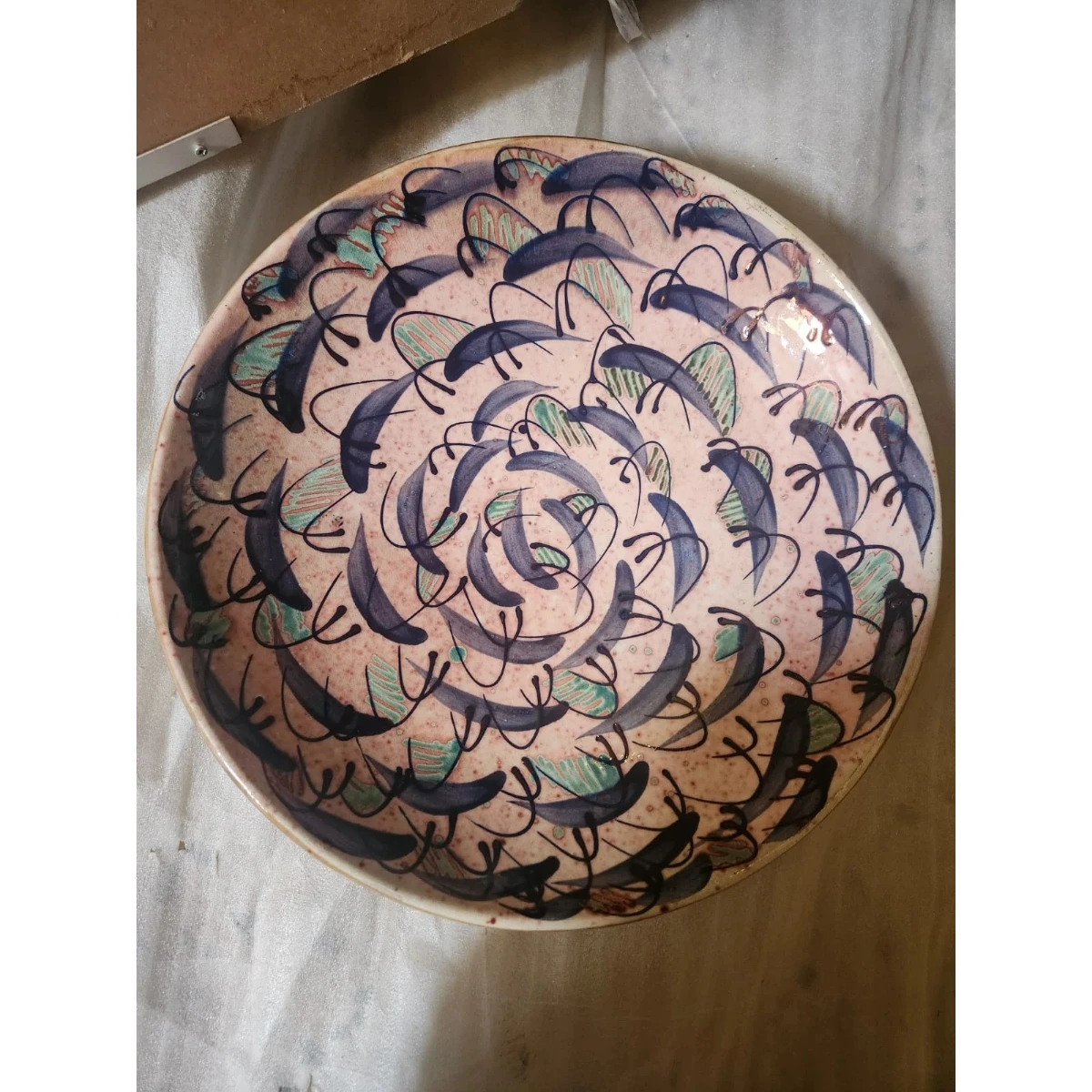 Polychrome ceramic plate